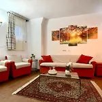 3 Bedroom Awesome In 公寓 *
